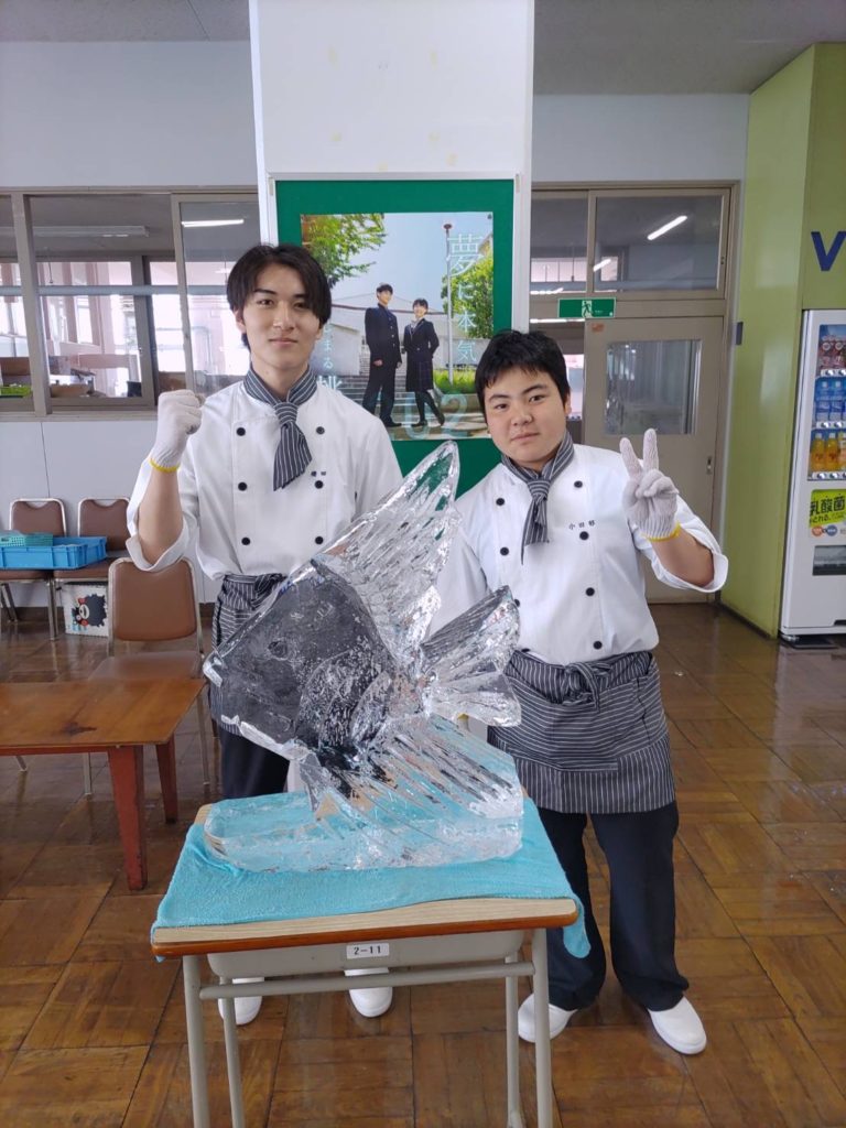調理科2年生 氷柱彫刻実習を実施しました！│青森山田高等学校 学校